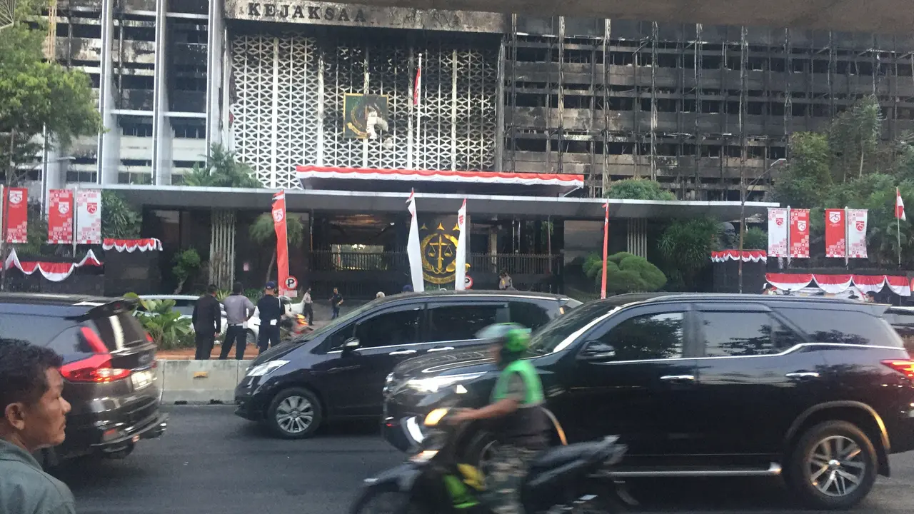 Arus lalu lintas di depan Kejaksaan Agung sudah dibuka, Minggu (23/8/2020). (Liputan6.com/Muhammad Radityo Priyasmoro)