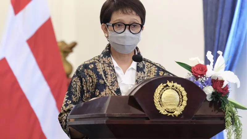 Menlu Retno Marsudi menerima kedatangan Menlu Jeppe Kofod di Gedung Pancasila, Jakarta, Senin (22/11/2021). (Dok: Kemlu RI)