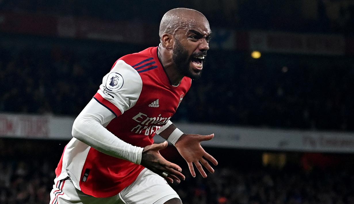 Alexandre Lacazette. Striker Prancis berusia 30 tahun ini didatangkan pada awal 2017/2018 dari Olympique Lyon. Musim 2021/2022 ini adalah musim terakhirnya dan kemungkinan tidak akan diperpanjang. Hingga kini ia total telah bermain dalam 183 laga dengan torehan 68 gol dan 29 assist. (AFP/Glyn Kirk)