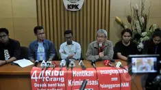 Sejumlah aktivis Masyarakat Sipil Antikorupsi menyikapi keputusan Presiden Jokowi terkait calon Kapolri dan Plt. pimpinan KPK, Jakarta, Kamis (19/2/2015). Dalam pernyataannya mereka menyampaikan lembaga KPK masih gawat darurat. (Liputan6.com/Johan Tallo)