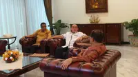 Ketua Umum Partai Golkar Aburizal Bakrie alias Ical menemui Wapres Jusuf Kalla (Liputan6.com/ Silvanus Alvin)