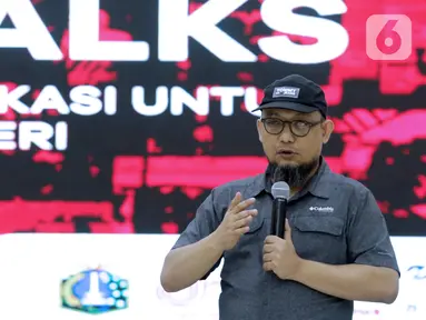 Penyidik senior KPK, Novel Baswedan saat menjadi pembicara pada Gathering Nasional Turuntangan di Jakarta, Sabtu (9/11/2019). Acara diisi dengan diskusi bertema Inspiring Talks Dedikasi Untuk Negeri. (Liputan6.com/Helmi Fithriansyah)