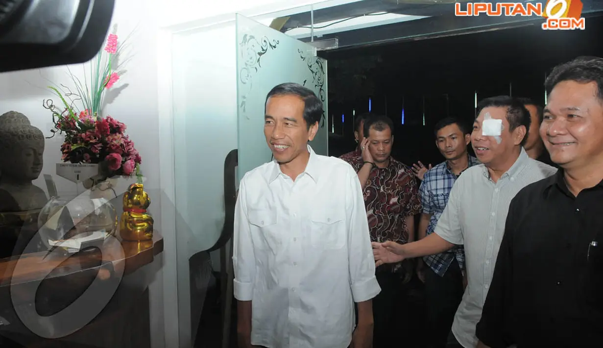Jokowi yang mengenakan kemeja putih dan celana hitam, tiba di tempat pertemuan di Menteng, Jakarta sekitar pukul 19.20 WIB (15/4/14)(Liputan6.com/Herman Zakharia)
