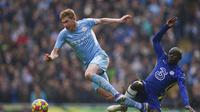 Gelandang Manchester City, Kevin De Bruyne (kiri) berupaya lepas dari penjagaan bek Chelsea, Malang Sarr, dalam laga Liga Inggris 2021/2022, Sabtu (15/1/2022). (AP Photo/Dave Thompson)
