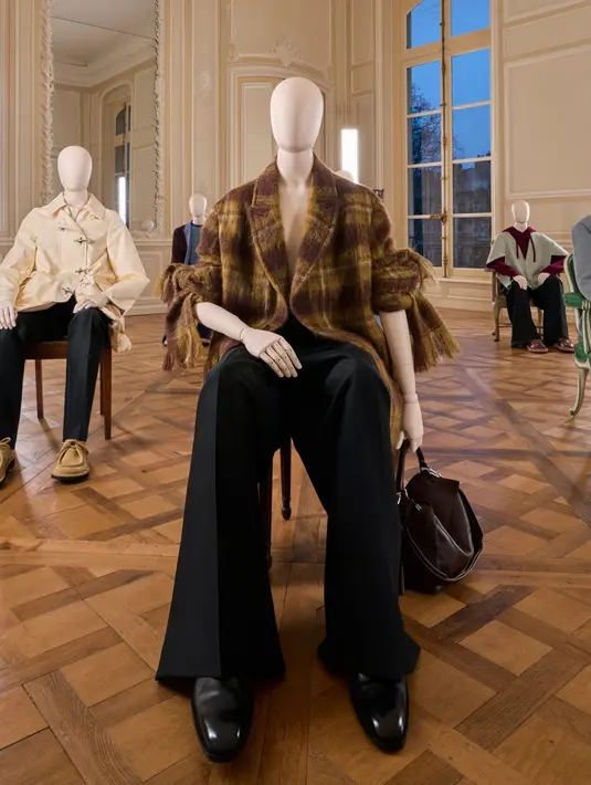 Anderson menggambarkan koleksi ini sebagai "buku kliping" yang menggabungkan berbagai elemen khas Loewe, seperti trompe l'oeil (ilusi optik), proporsi berlebihan, dan siluet hibrida.  [Dok/LOEWE].