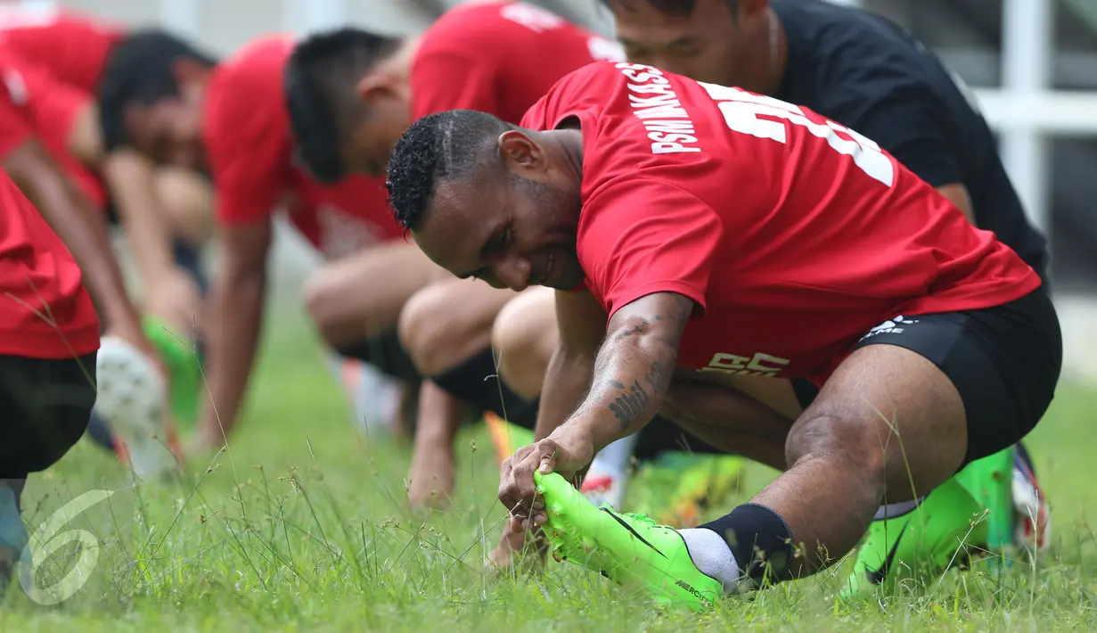 Pemain PSM Makassar, Titus Bonai melakukan pemanasan saat latihan jelang lanjutan Liga 1 Indonesia melawan PS TNI di Stadion Pakansari, Cibinong, Minggu (14/5). PSM Makassar akan berhadapan dengan PS TNI, Senin (15/5). (Liputan6.com/Helmi Fithriansyah)