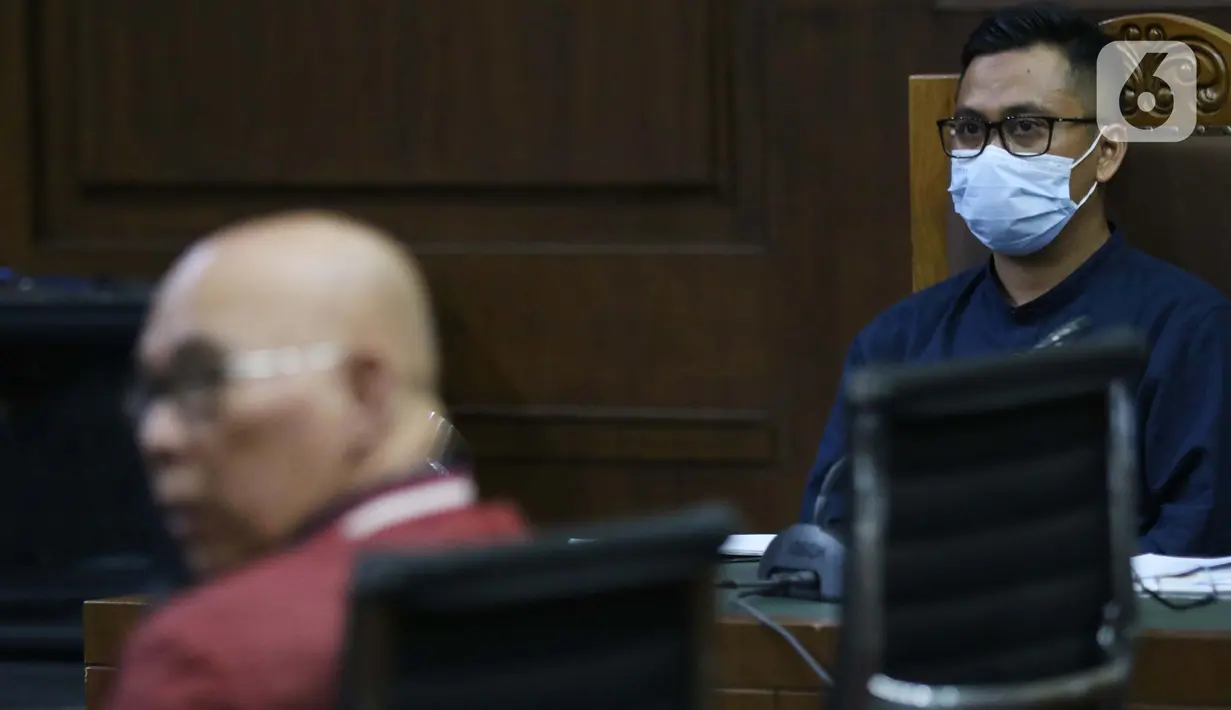 Terdakwa perantara suap dari Djoko Tjandra kepada Jaksa Pinangki Sirna Malasari terkait pengurusan fatwa di Mahkamah Agung (MA), Andi Irfan Jaya (kanan) saat menjalani sidang di Pengadilan Tipikor, Jakarta, Rabu (2/12/2020). Sidang mendengar keterangan saksi. (Liputan6.com/Helmi Fithriansyah)