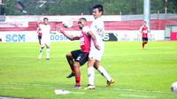 Striker Persipura Jayapura, Titus Bonai ditempel ketat oleh bek Kalteng Putra, Bobby Satria, dalam laga Piala Presiden 2019 di Stadion Moch. Soebroto, Magelang, Sabtu (16/3/2019). (Bola.com/Vincentius Atmaja)