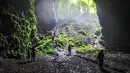 Untuk mencapai lokasi, pengunjung dapat menempuh perjalanan sekitar 1,5 jam dari pusat Kota Yogyakarta. Rutenya melewati Jalan Imogiri Timur hingga Pasar Imogiri, kemudian berlanjut ke Jalan Imogiri Barat, Pasar Playen, dan Jalan Wonosari, sebelum akhirnya tiba di Desa Pacarejo. Petunjuk menuju Gua Jomblang cukup jelas, dan jalan menuju lokasi sudah bisa dilalui kendaraan roda empat. Tampak dalam foto, wisatawan saat berada di dalam Goa Jomblang  di Gunung Kidul, Yogyakarta. (merdeka.com/Arie Basuki)