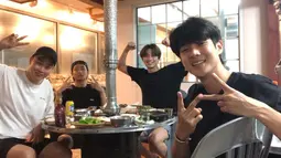 V, Seo Joon, Woo Sik, dan Peakboy juga menikmati makan malam di sebuah restoran. (Liputan6.com/Twitter/@BTS_twt)