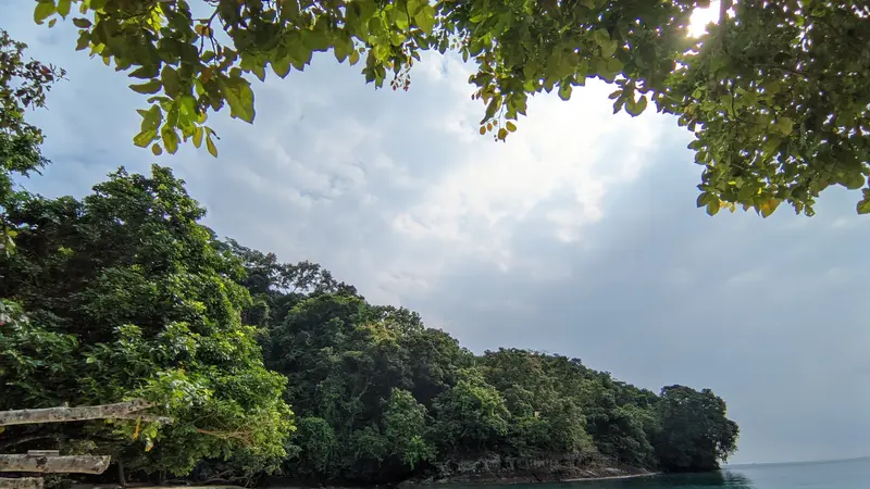 Pantai Teluk Hantu, di Kecamatan Punduh Pidada, Kabupaten Pesawaran, Lampung. (Liputan6.com/Ardi)