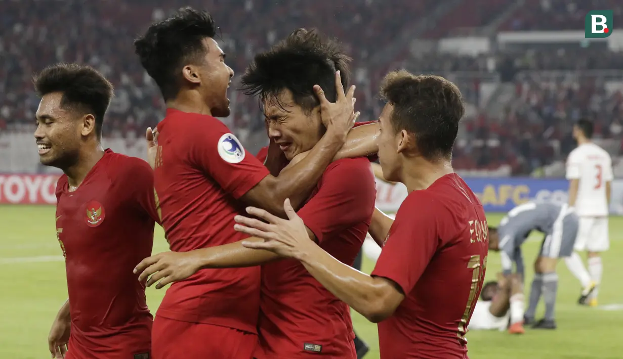 Para pemain Indonesia merayakan gol yang dicetak oleh Witan Sulaeman ke gawang Uni Emirat Arab (UEA) pada laga AFC di SUGBK, Jakarta, Rabu (24/10/2018). Indonesia menang 1-0 atas UEA. (Bola.com/M Iqbal Ichsan)