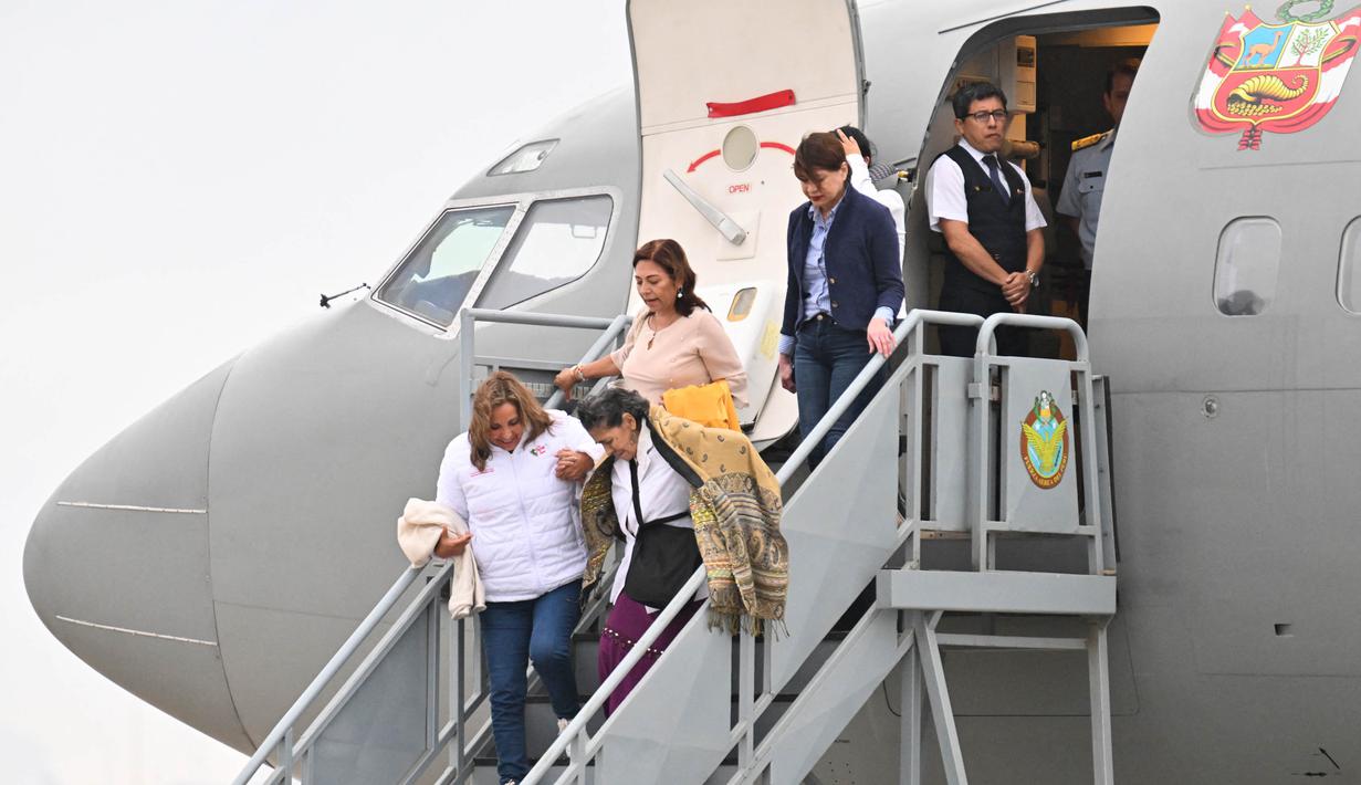 Presiden Peru Dina Bolartue (kiri) turun bersama warga negara Peru yang dipulangkan dari konflik antara Israel dan Hamas, dari pesawat kepresidenan Boeing 737 setibanya di pangkalan Angkatan Udara di Callao, provinsi yang berbatasan dengan Lima, pada 15 Oktober 2023. (CRIS BOURONCLE/AFP)