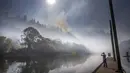 Asap terlihat di atas Sungai Siuslaw dekat Mapleton saat The Sweet Creek Milepost 2 Fire menyala di lereng bukit yang menghadap ke kota, Oregon, Amerika Serikat, 1 September 2020. (Chris Pietsch/The Register-Guard via AP)