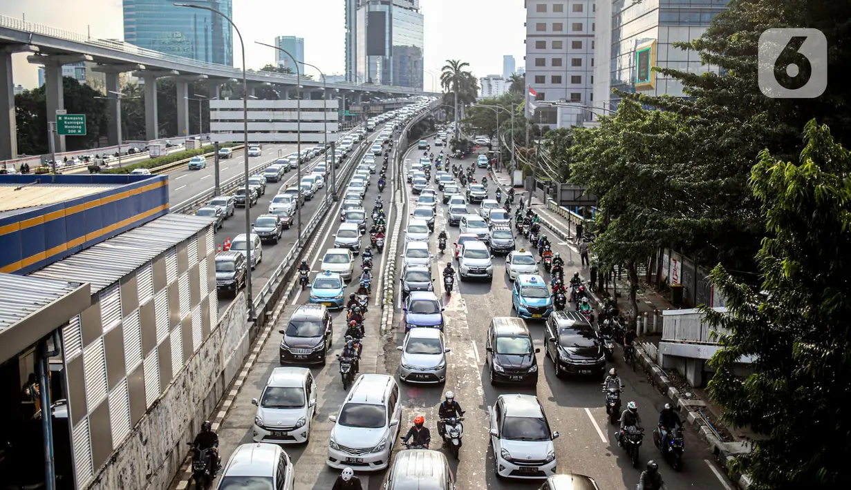Suasana lalu lintas di Tol Dalam Kota dan Jalan Gatot Subroto, Jakarta, yang macet pada Selasa (19/5/2020). Meski masa pembatasan sosial berskala besar (PSBB) masih berlangsung, kemacetan lalu lintas masih terjadi di Ibu Kota. (Liputan6.com/Faizal Fanani)