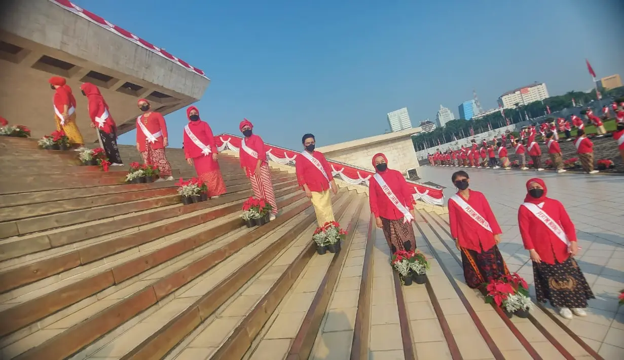 Barisan perempuan berkebaya dari perkumpulan Pertiwi Indonesia berdiri di sepanjang anak tangga Monumen Nasional (Monas), Jakarta, Rabu (17/8/2022). Sejumlah 200 perempuan berkebaya membentuk Barisan Penjaga Bendera Pusaka yang mengawal keluarnya Bendera Pusaka Merah Putih dan teks proklamasi dari tempat penyimpanan menuju Istana Merdeka. (FOTO: Dok. Pertiwi Indonesia)