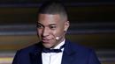 Striker Paris Saint-Germain, Kylian Mbappe menerima penghargaan Trophee Kopa pada seremoni Ballon d'Or 2018 di Grand Palais, Senin (3/12). Mbappe menjadi pemain pertama dalam sejarah yang memenangi penghargaan Trophee Kopa. (AP/Christophe Ena)