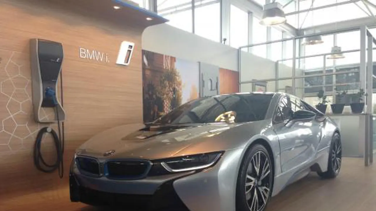 Dilepas Rp 223 Juta, BMW i8 'Aspal' Ini Jadi Rebutan