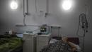 Pasien virus corona terbaring di Unit Perawatan Intensif di sebuah rumah sakit di desa Poltavskaya, wilayah Krasnodar, Rusia selatan, Selasa (25/1/2022). Sekitar 15.000 pada 10 Januari menjadi 67.809 pada hari Selasa, penghitungan harian tertinggi dalam pandemi. (AP Photo/Vitaliy Timkiv)