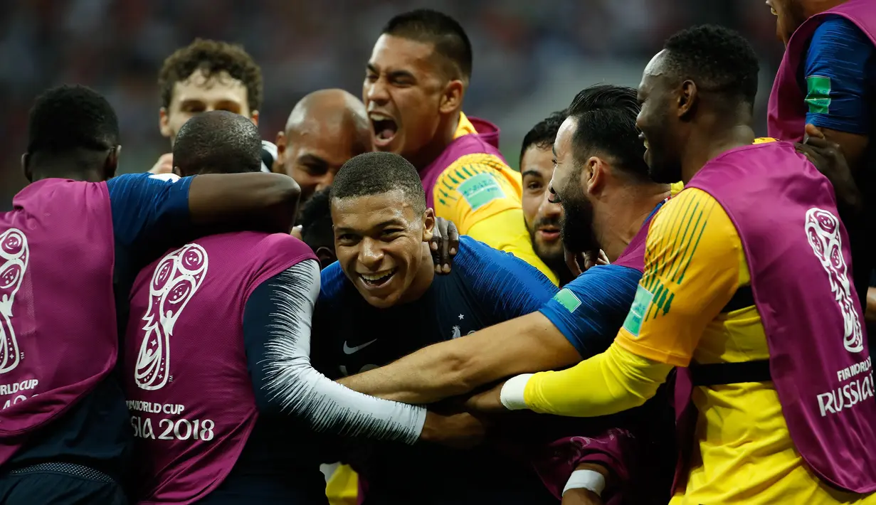 Striker Prancis, Kylian Mbappe, merayakan gol yang dicetaknya ke gawang Kroasia pada laga final Piala Dunia 2018 di Luzhniki Stadium, Moscow, (15/6/2018). Prancis menang 4-2 atas Krosia. (AFP/Odd Andersen)