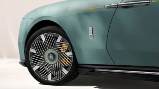 Seri Rolls-Royce  Spectre Inspired by Primavera dengan tampilan feminim