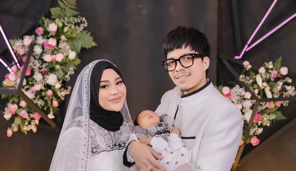 Seragaman lagi bertiga pakai ansambel rancangan @rikawirtjes dengan warna abu-abu dan nuansa hitam [@attahalilintar]