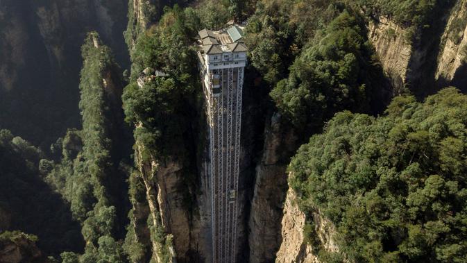 Lift oudoor tertinggi di dunia untuk angkut turis ke puncak 'Tebing Avatar' di Taman Zhangjiajie, Provinsi Hunan, Tiongkok. (WANG ZHAO / AFP)