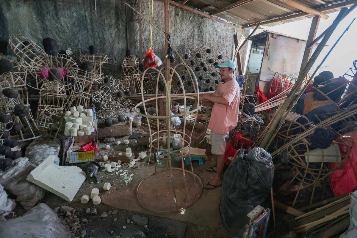 FOTO: Perajin Ondel Ondel Setu Babakan Kebanjiran Pesanan Jelang HUT Jakarta