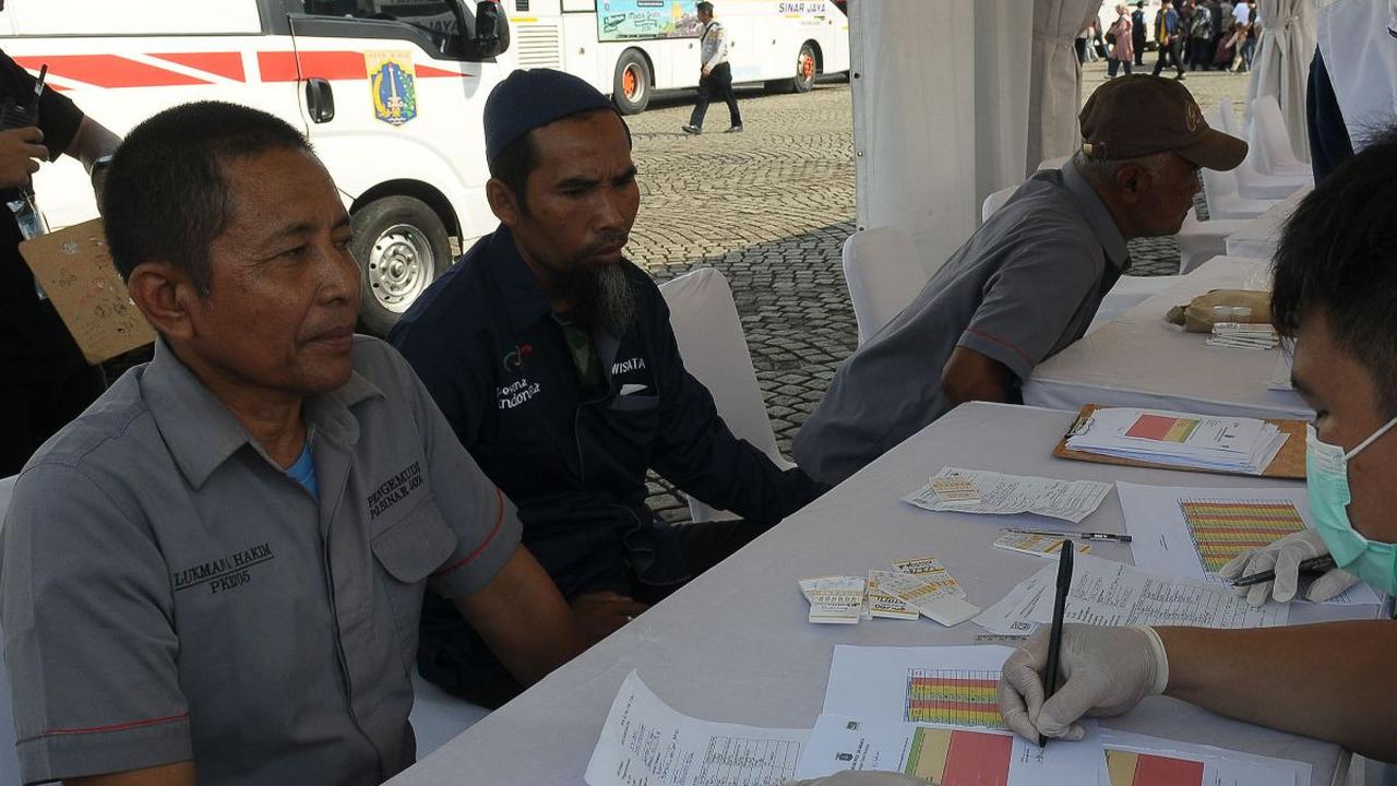 Pemprov DKI Jakarta resmi memberangkatkan 12.170 peserta program mudik gratis dari lapangan Monas, Jakarta, Kamis (4//4/2024). Para pemudik&nbsp; diberangkatkan  dengan total 279 bus menuju 19 kota/kabupaten di Pulau Jawa dan Pulau Sumatera.&nbsp;Merdeka.
