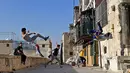 Pemuda Suriah berlatih parkour di Aleppo, Suriah utara, (7/4). Setelah pemerintah Suriah mengambil alih kendali penuh Aleppo dari pasukan pemberontak Desember 2016, beberapa pemuda kini menyalurkan hobinya, yaitu parkour.  (AFP Photo/George Ourfalian)