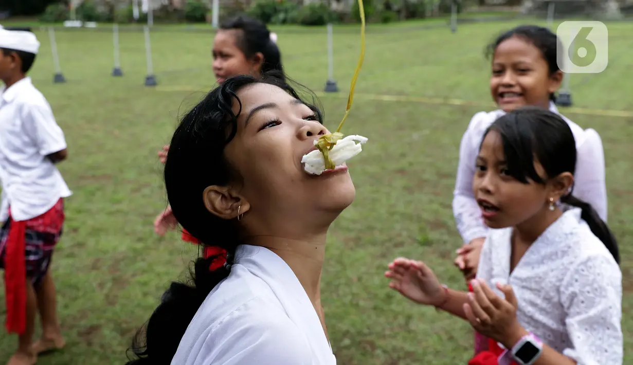Anak-anak bersemangat mengikuti perlombaan usai mengikuti upacara peringatan detik-detik Proklamasi di halaman Tugu Pahlawan Banjar Penglipuran, Kabupaten Bangli, Bali, Kamis (17/8/2023). (Liputan6.com/Helmi Fithriansyah)
