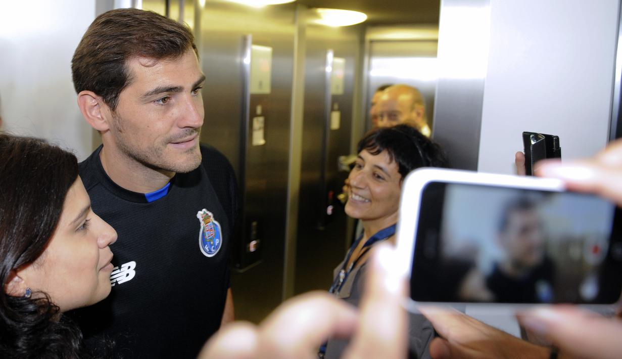 Iker Casillas berfoto dengan pendukung di Museum FC Porto di Stadion Dragao, Porto, Portugal. (14/7/2015). (AP Photo/Paulo Duarte)