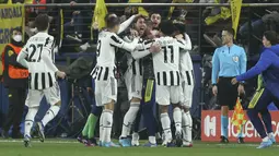 Penyerang Juventus, Dusan Vlahovic (tengah) berselebrasi usai mencetak gol ke gawang Villarreal pada pertandingan leg pertama Liga Champions di Estadio de la Ceramica, Spanyol, Rabu (23/2/2022). Juventus bermain imbang atas Villarreal 1-1. (AP Photo/Alberto Saiz)