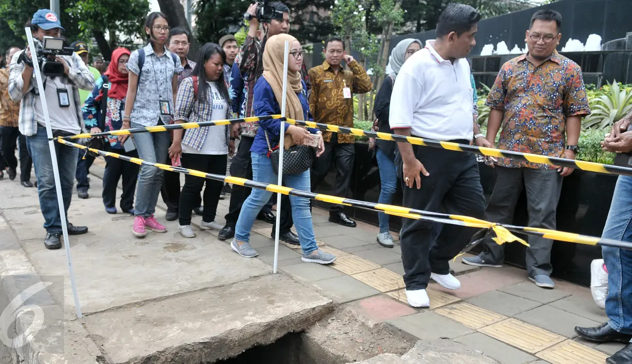 Plt Gubernur DKI Jakarta Sumarsono (baju putih) bersama rombongan saat akan meninjau pembersihan gorong-gorong di Jalan Gatot Subroto, Jumat (10/3). Sumarsono memantau langsung proses pengerukan gorong-gorong di kawasan itu. (Liputan6.com/Yoppy Renato)