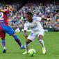 Vinicius Jr mengecoh Oscar Minguenza di El Clasico Barcelona vs Real Madrid (AFP)