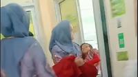 Belasan pelajar di Sekolah Dasar Negeri (SDN) 178 Palembang, Sumatera Selatan, mengalami mual dan muntah usai menyantap makanan dari program Makan Bergizi Gratis (MBG). (Foto: Tangkapan layar dari video warga).
