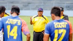 Pelatih Arema Cronus, Suharno (tengah) memberikan instruksi pada timnya saat sesi latihan di Stadion Gajayana, Malang, Sabtu pagi (17/1/2015). (Liputan6.com/Faizal Fanani)