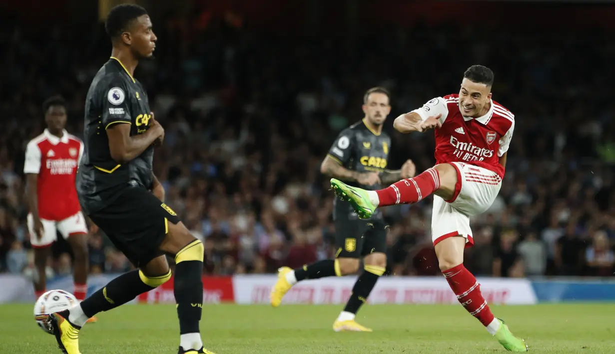 Hanya butuh tiga menit bagi Arsenal untuk kembali unggul 2-1 atas Aston Villa. Gol kedua sekaligus gol kemenangan dicetak oleh Gabriel Martinelli usai memanfaatkan umpan lambung Bukayo saka lewat sepakan kaki kirinya. (AP/David Cliff)