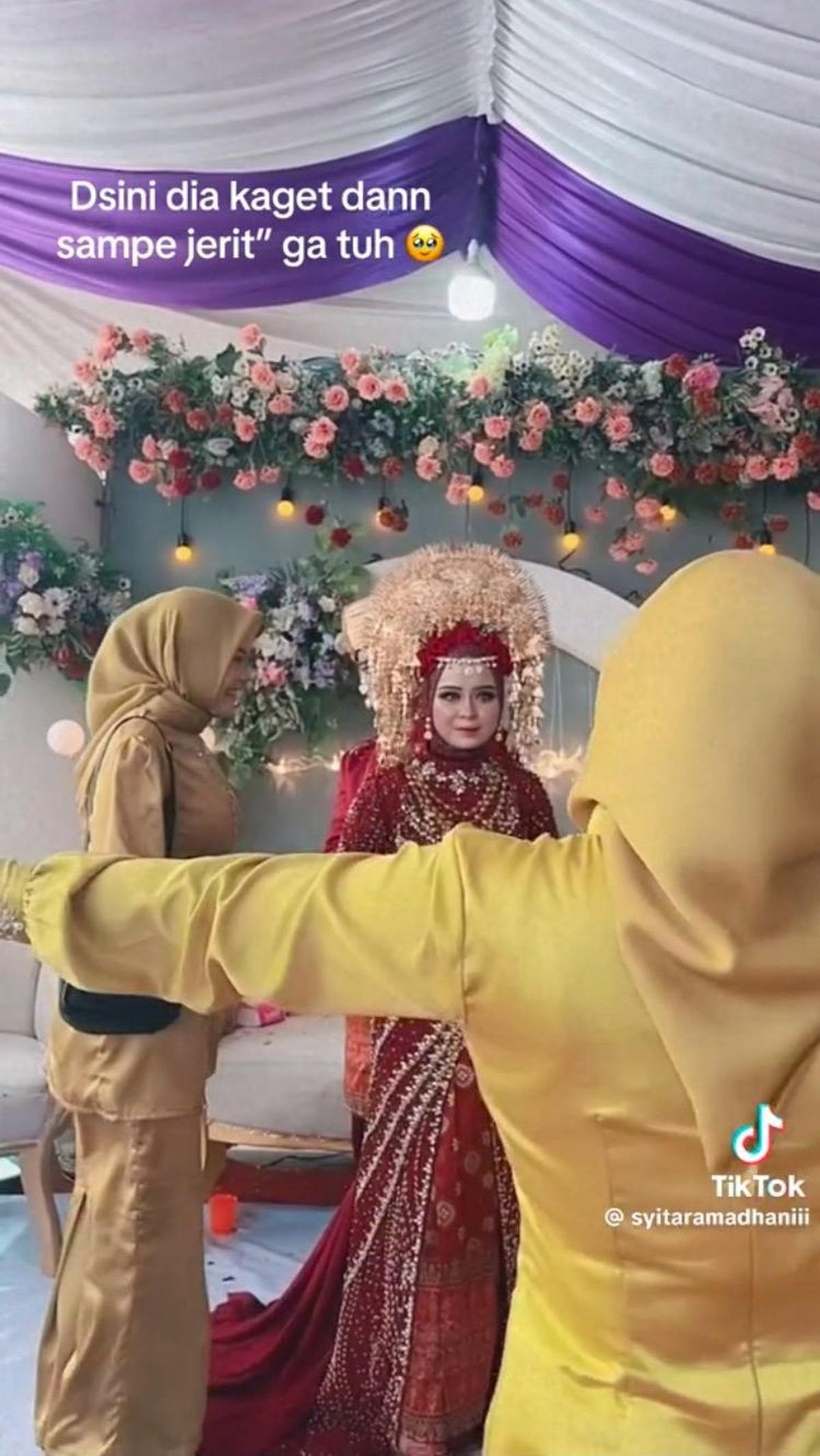 Setelah sampai di pelaminan, kedua sahabat yang menutupinya pun menyingkir. Wanita ini langsung membuka tisu dan langsung membuka tangannya agar dipeluk oleh sahabatnya.