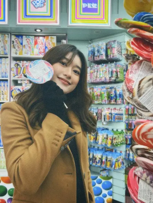 <p>Saat pose di toko permen, Amanda ternyata punya bakat jadi seorang model. [Foto: instagram.com/amandacaesaa]</p>