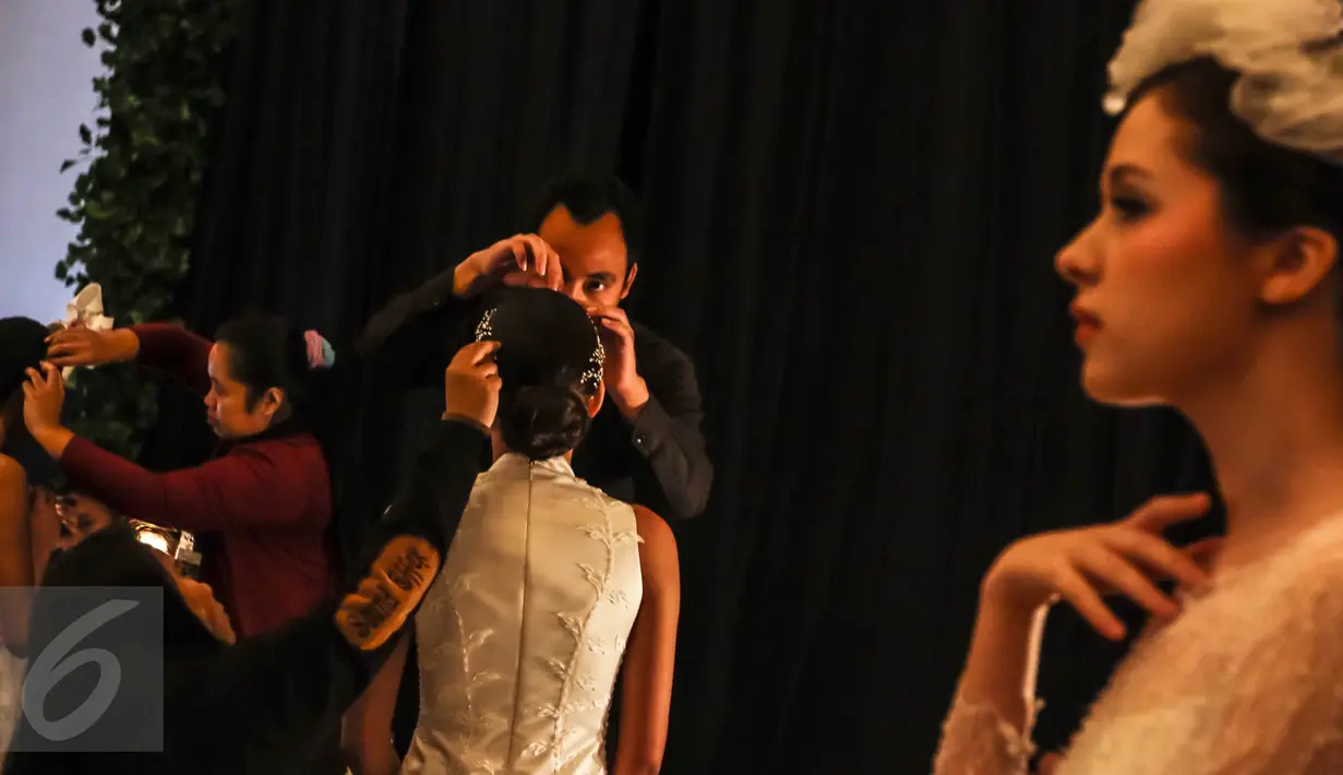 Model sedang dipasang aksesoris rambut sebelum pagelaran busana karya desainer Fetty Rusli di Hotel Mulia Senayan Jumat (26/02). Ratu feminin Fetty menonjolkan aura glamor dan elegan dalam setiap rancangannya. (Liputan6.com/Fery Pradolo)