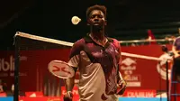 Pebulutangkis tunggal putra Uganda, Edwin Ekiring, saat bertanding melawan pebulutangkis India, HS Prannoy, dalam Kejuaraan Dunia Bulutangkis 2015 di Istora Gelora Bung Karno, Senayan, Jakarta. Rabu (12/8/2015). (Bola.com/Arief Bagus)