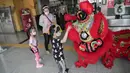 Seorang anak memegang Barongsai yang melakukan atraksi di Stasiun LTR Velodrome, Jakarta, Selasa (1/2/2022). Atraksi Barongsai tersebut bertujuan untuk menghibur penumpang LRT dalam rangka menyambut Tahun Baru Imlek. (Liputan6.com/Faizal Fanani)