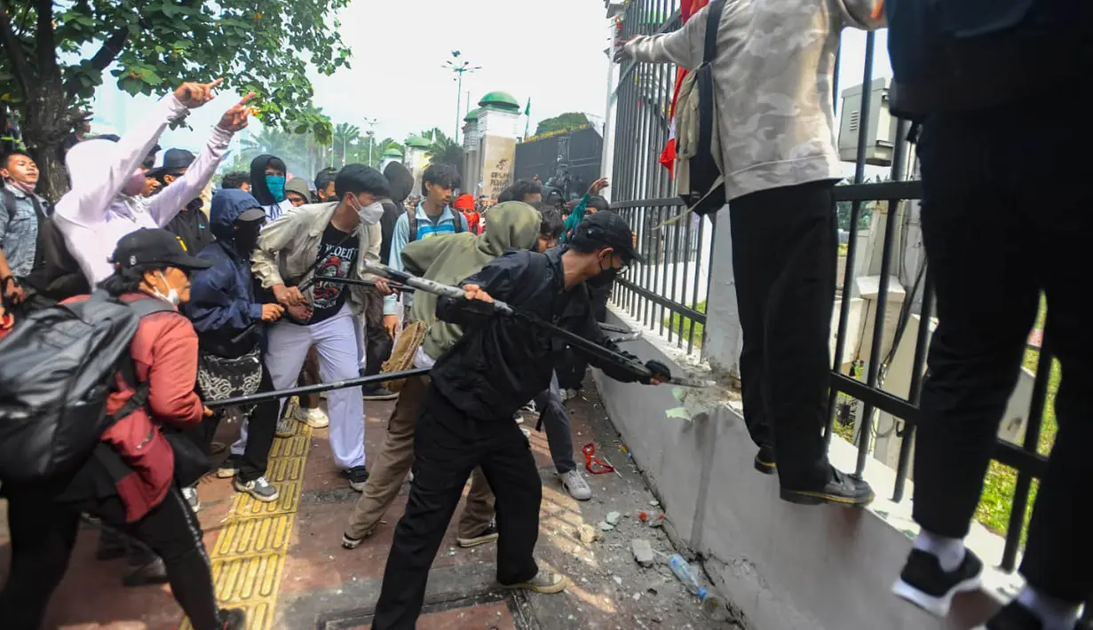 Pengunjuk rasa berupaya masuk ke dalam gedung DPR dengan menjebol pagar. (merdeka.com/Arie Basuki)