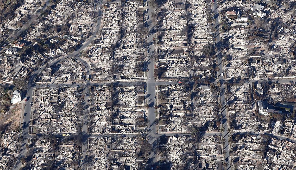 Lebih dari 12.000 bangunan telah hancur atau rusak, sementara lebih dari 35.000 hektar telah terbakar. (MARIO TAMA/GETTY IMAGES NORTH AMERICA/Getty Images via AFP)