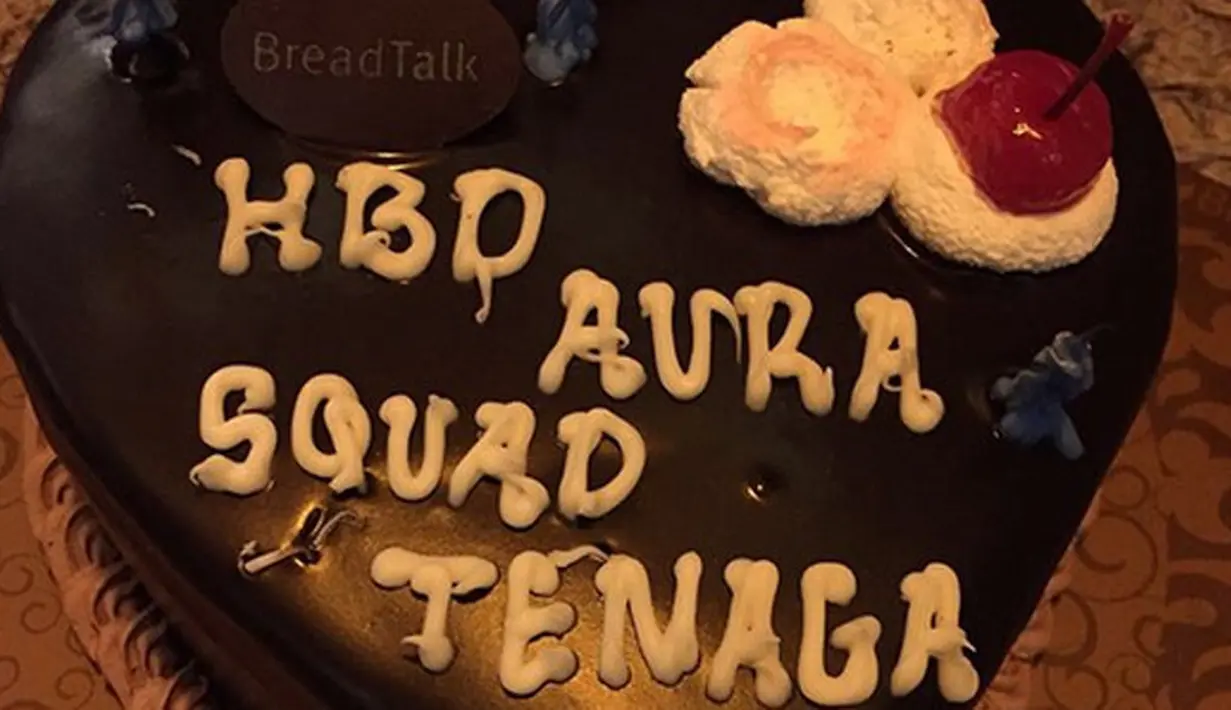 Pemilik album Malaikat Penggoda itu tampak tak siap dengan kedatangan para sahabatnya yang tergabung dalam geng squad tenagaa tersebut. Ia tetap menyembunyikan wajahnya. (Instagram/aurakasih)