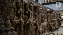 Relief peninggalan Bung Karno di pusat perbelanjaan Sarinah di Jakarta, Senin (21/3/2022). Relief bersejarah peninggalan Presiden pertama RI, IR Soekarno tersebut menjadi daya tarik pengunjung saat beroperasi kembalinya Sarinah hari ini. (Liputan6.com/Faizal Fanani)
