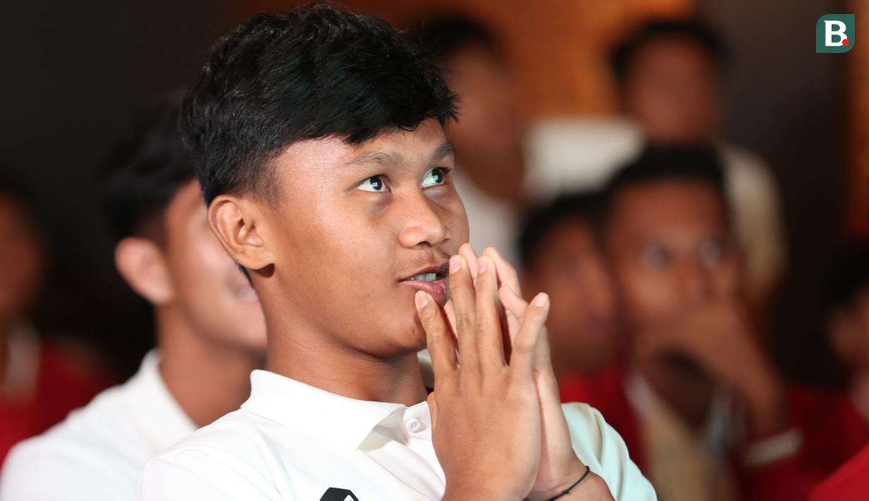 Pemain Timnas Indonesia U-17, Nabil Asyura, terlihat tegang saat menyaksikan pengundian babak penyisihan grup Piala Dunia U-17 2023 dari salah satu restoran di Jakarta, Jumat (16/9/2023). (Bola.com/Abdul Aziz)