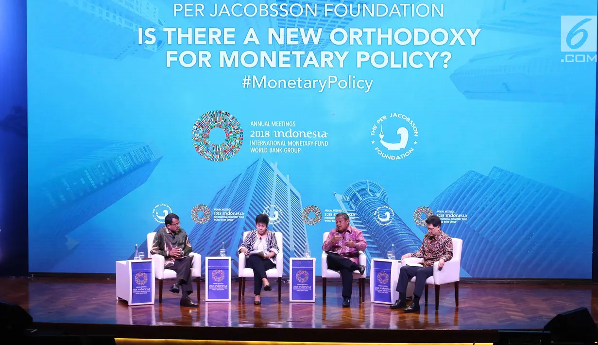 (Dari kiri) Managing Director MAS Ravi Menon bersama Gubernur Bank Thailand Veerathai Santiprabhob, Gubernur BI Perry Warjiyo, dan Gubernur Bank Negara Malaysia Nor Shamsiah Mohd Yunus saat seminar di Nusa Dua, Bali, Jumat (12/10). (Liputan6/Angga Yuniar)