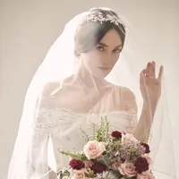 Mulai dari tradisional sampai modern, wedding makeup ini tampak stunning di wajah seleb ini. (Sumber foto: victoria_makeupatelier/instagram)